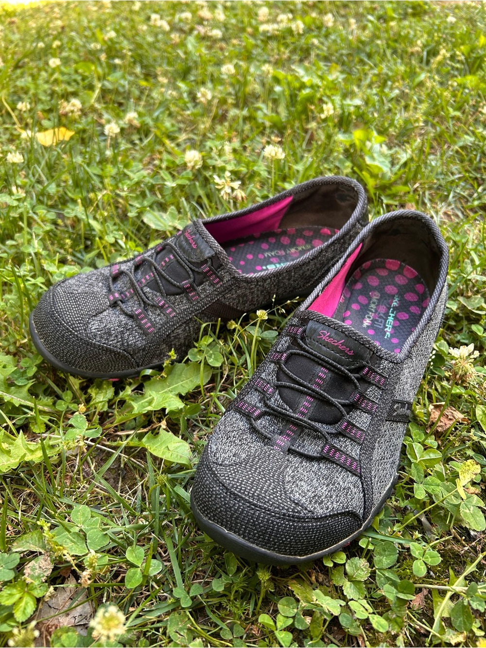 Skechers Women’s Slip On Sneakers Gray Pink Memory Foam Size 9